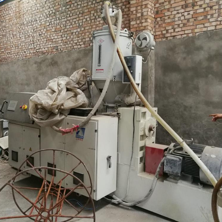 Tweedehands machine voor het maken van plastic buizen voor duurzame waterleidingen in productie-installaties