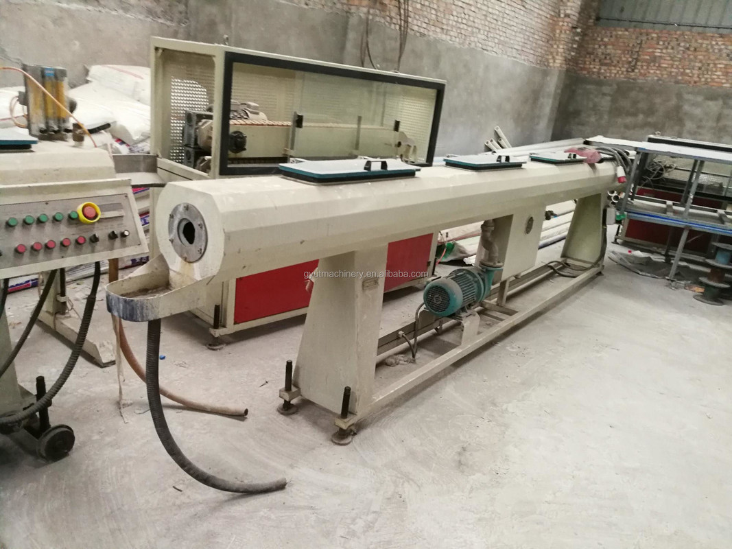 Tweedehands machine voor het maken van plastic buizen voor duurzame waterleidingen in productie-installaties