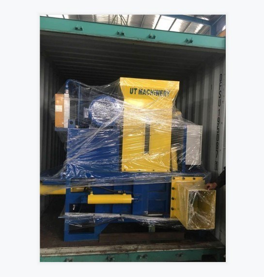 Elektrische motor met trekker en met tractor Houtzaagstofbaler voor het comprimeren van bedden