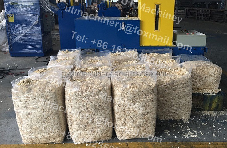 Elektrische motor met trekker en met tractor Houtzaagstofbaler voor het comprimeren van bedden