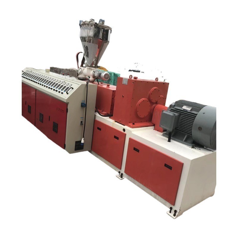 Tweedehands PVC-machine/productielijn voor het maken van grondwaterbuizen voor een soepele productie