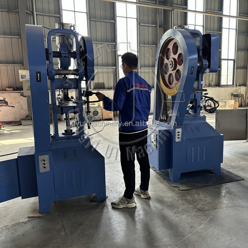 Machine voor het maken van badbommen met een krukpers van 100 ton en een mechanische stempelpers